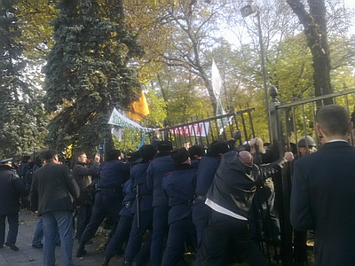 Новый Регион: ''Афганцы'' повалили забор и прорвались на площадь перед Верховной Радой (ФОТО)