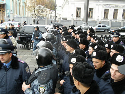 Новый Регион: ''Афганцы'' повалили забор и прорвались на площадь перед Верховной Радой (Добавлены новые ФОТО)