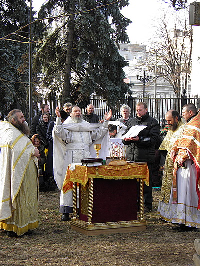Новый Регион: В Киеве на месте снесенного храма Московского Патриархата прошел молебен (ФОТО)
