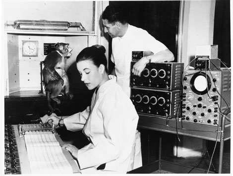 Каролина Дельгадо (Caroline Delgado) следит за записью энцефалограммы обезьяны . Она ассистировала своему мужу с того самого момента, когда они встретились в Йельском университете в 50&shy;х гг.